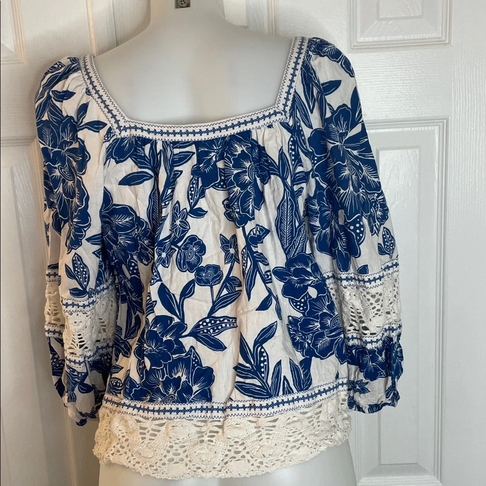 CHRISTIAN SIRIANO BLUE & WHITE FLORAL PATTERN TOP BLOUSE WITH CROCHET TRIM SZ L - Picture 7 of 10